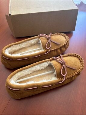 NEW Source Unknown Brown Suede Faux-Fur Lined Moccasin Slippers with Pink Trim